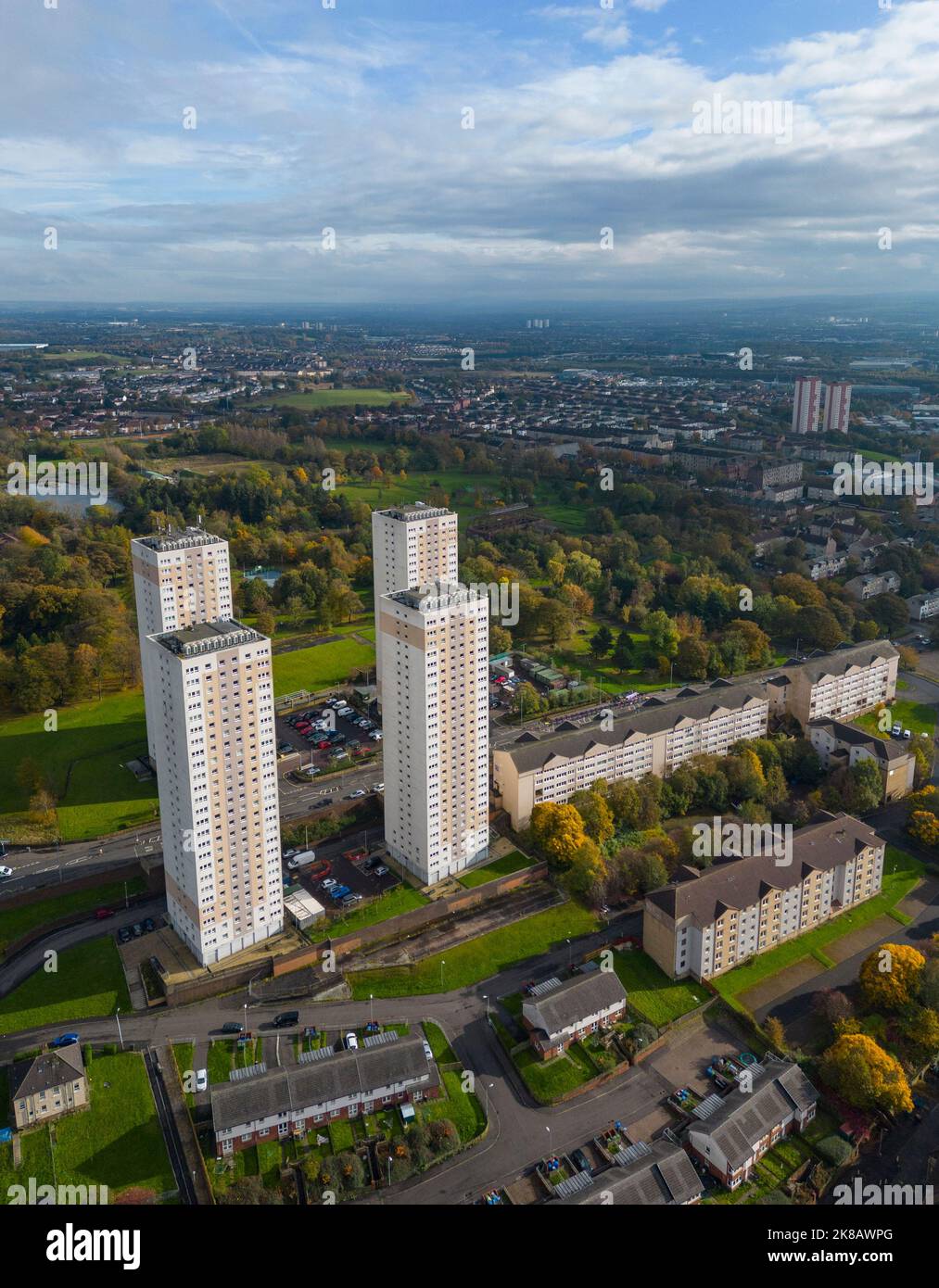 Vista aerea di alti edifici di appartamenti a Springburn a Glasgow, Scozia, Regno Unito Foto Stock