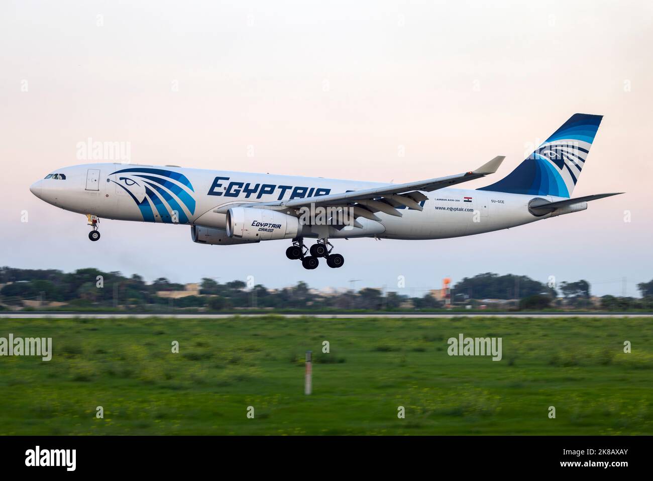 EgyptAir Cargo Airbus A330-243(P2F) (Reg.: SU-GCE) atterrando subito dopo il tramonto. Foto Stock