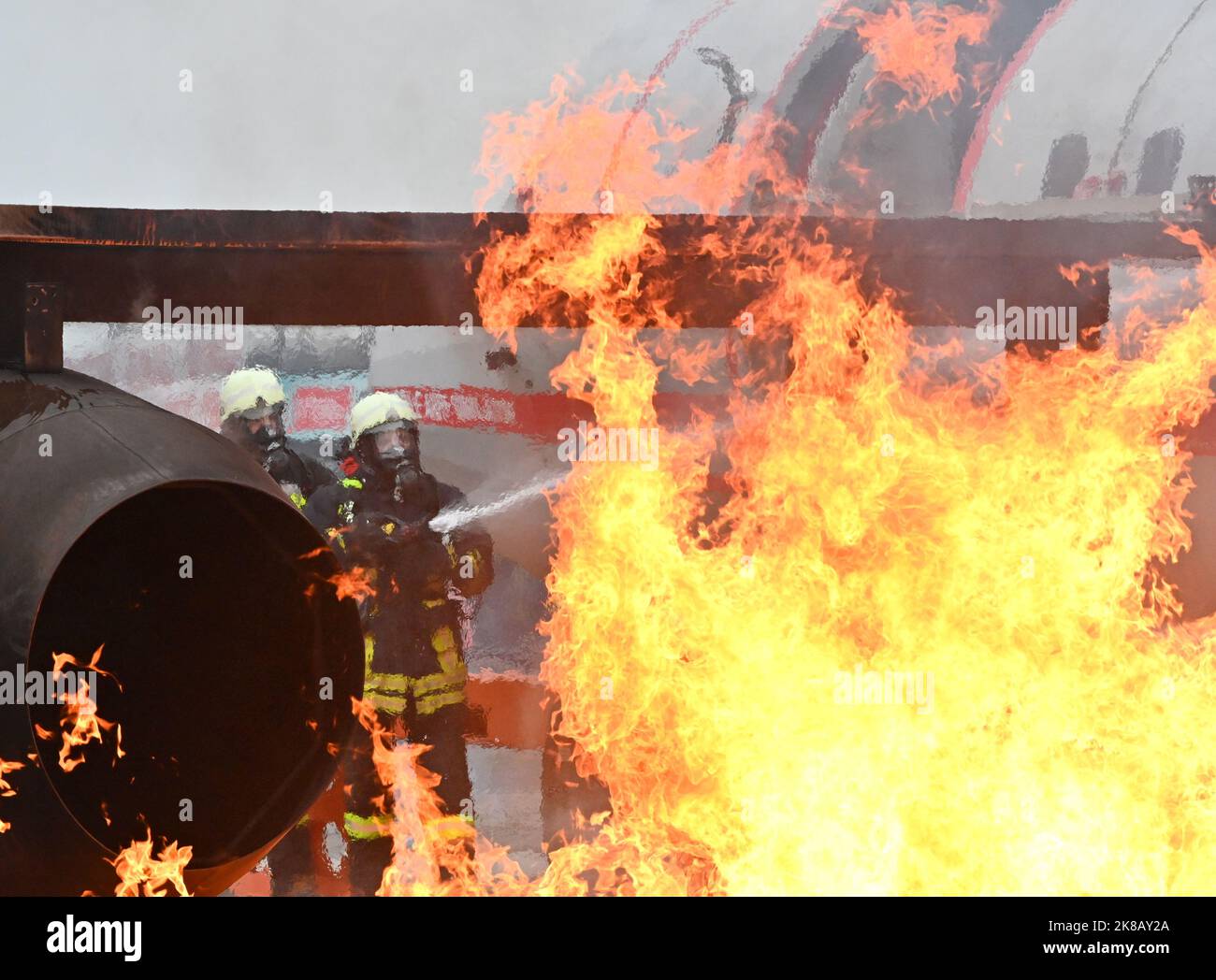 Neuhardenberg, Germania. 22nd Ott 2022. I vigili del fuoco spengono un motore accanto alla fusoliera di una replica di un Airbus A 320 durante un esercizio di protezione civile sul campo d'aviazione. Il recupero e la lotta antincendio di un aeromobile passeggeri in crash sono stati provati. Credit: Bernd Settnik/dpa-Zentralbild/dpa/Alamy Live News Foto Stock