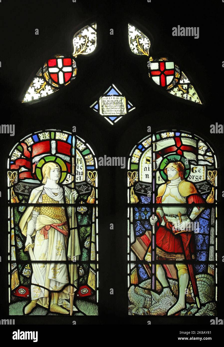 Una vetrata raffigurante St Michael & St George, St James The less Church, Tatham vicino a Lancaster, Lancashire Foto Stock