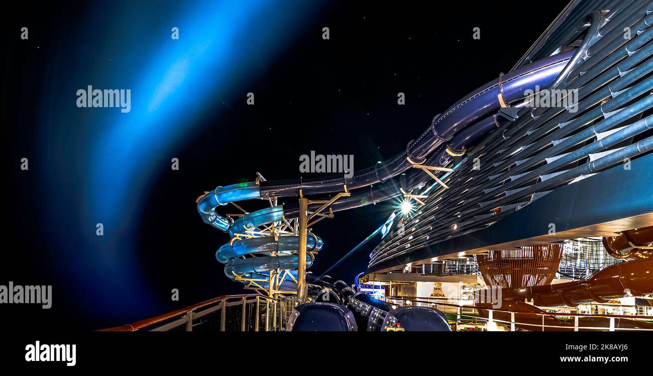 Vista del ponte superiore e dello scivolo del MSC Seaside, nave da crociera della MSC Cruises Company il 15 luglio 2021 in navigazione notturna. Foto Stock