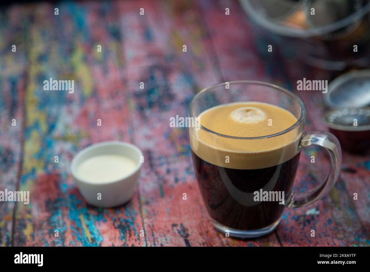 Americano con panna versata in bevanda Foto Stock