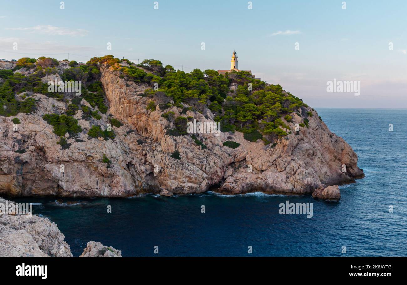 Paesaggio costiero da Capo Capdepera con faro sull'isola di Maiorca Foto Stock