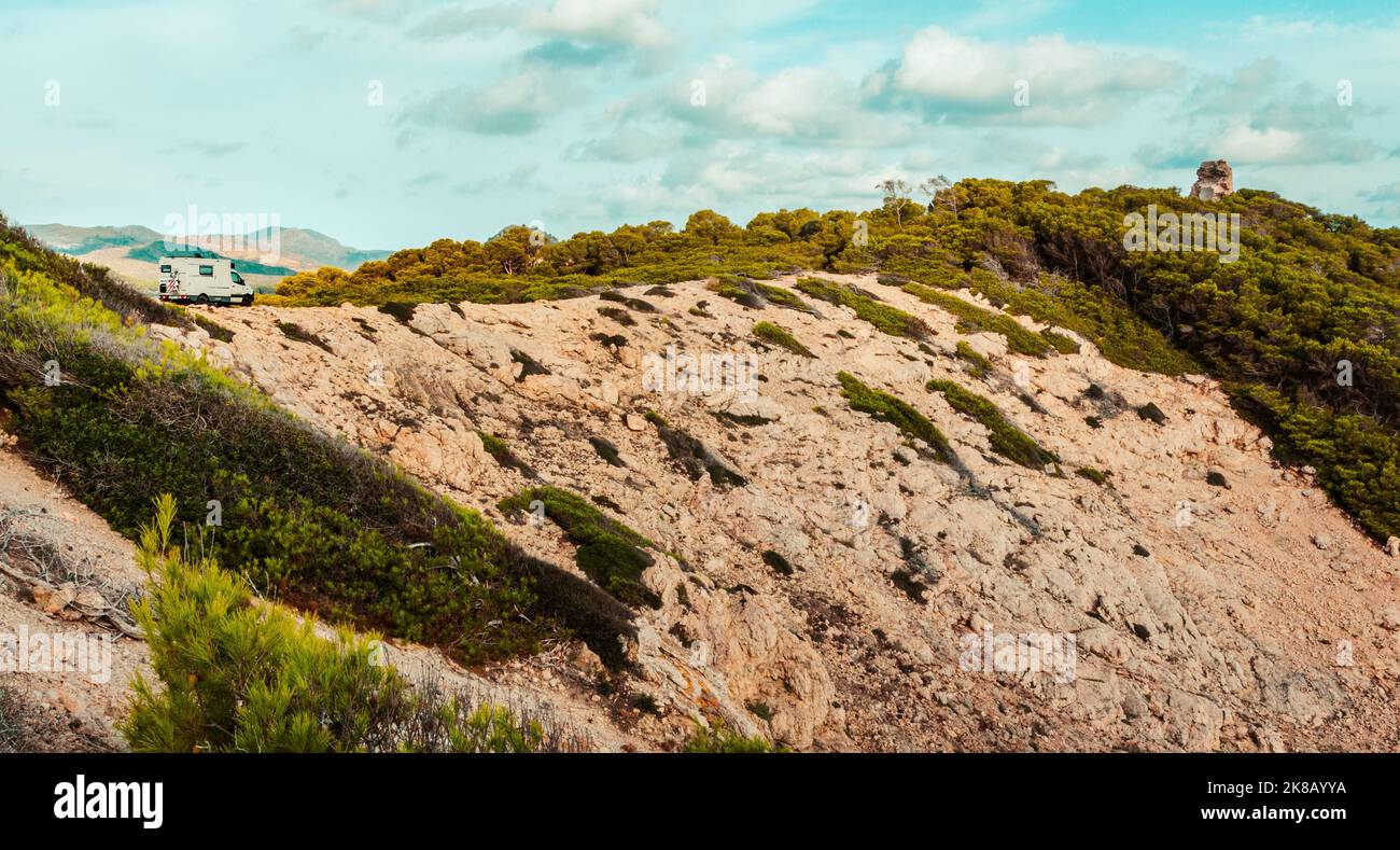 Fuoristrada veicolo da campeggio staccato a Maiorca sulla costa sulle scogliere Foto Stock