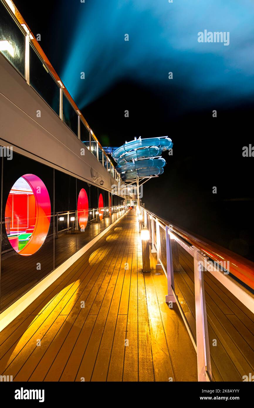 Vista del ponte superiore e dello scivolo del MSC Seaside, nave da crociera della MSC Cruises Company il 15 luglio 2021 in navigazione notturna. Foto Stock