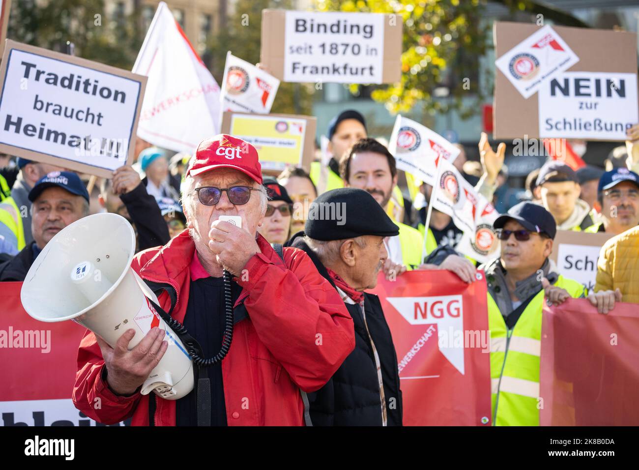 22 ottobre 2022, Hesse, Francoforte sul meno: Dipendenti vincolanti protestano contro la prevista chiusura del birrificio di Francoforte. I dimostranti chiedono ulteriori misure di soccorso efficaci a breve termine, un tetto massimo per i prezzi dell'elettricità e del gas, ulteriori sovvenzioni per l'energia e la fine della dipendenza dai combustibili fossili. Foto: Hannes P. Albert/dpa Foto Stock