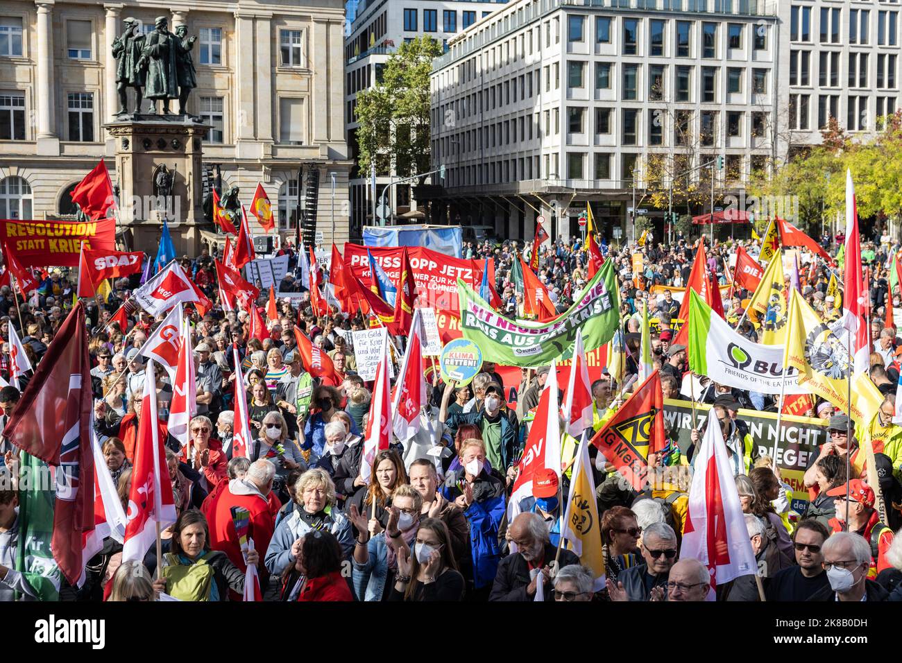 22 ottobre 2022, Hesse, Francoforte sul meno: I partecipanti al rally si riuniscono a Rossmarkt durante il rally. Sono richieste ulteriori misure di aiuto efficaci a breve termine, un tetto massimo per il prezzo dell'elettricità e del gas, ulteriori sovvenzioni per l'energia e la fine della dipendenza dai combustibili fossili. Foto: Hannes P. Albert/dpa Foto Stock