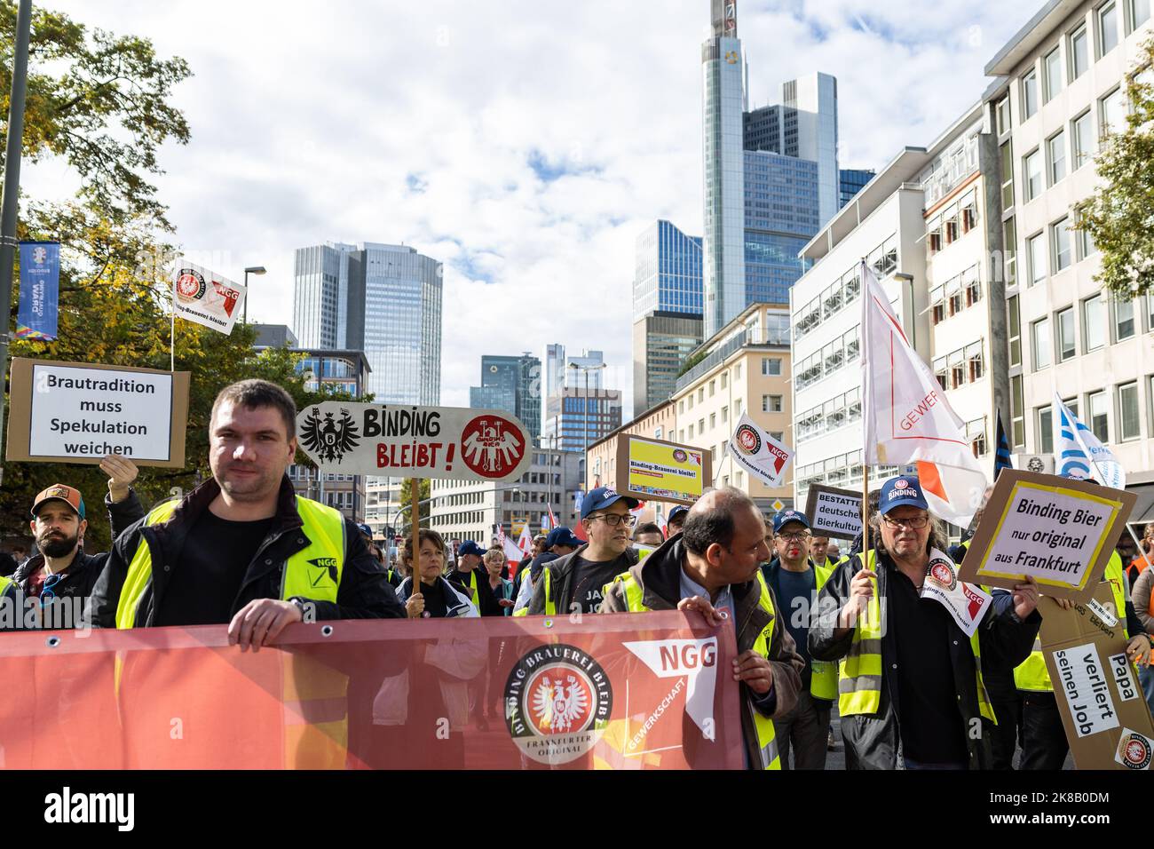 22 ottobre 2022, Hesse, Francoforte sul meno: Dipendenti vincolanti si sono dimostrati contrari alla chiusura della propria fabbrica di birra. Lo skyline di Francoforte può essere visto sullo sfondo. Sono richieste ulteriori misure di aiuto efficaci a breve termine, un tetto massimo per i prezzi dell'elettricità e del gas, ulteriori sovvenzioni per l'energia e la fine della dipendenza dai combustibili fossili. Foto: Hannes P. Albert/dpa Foto Stock