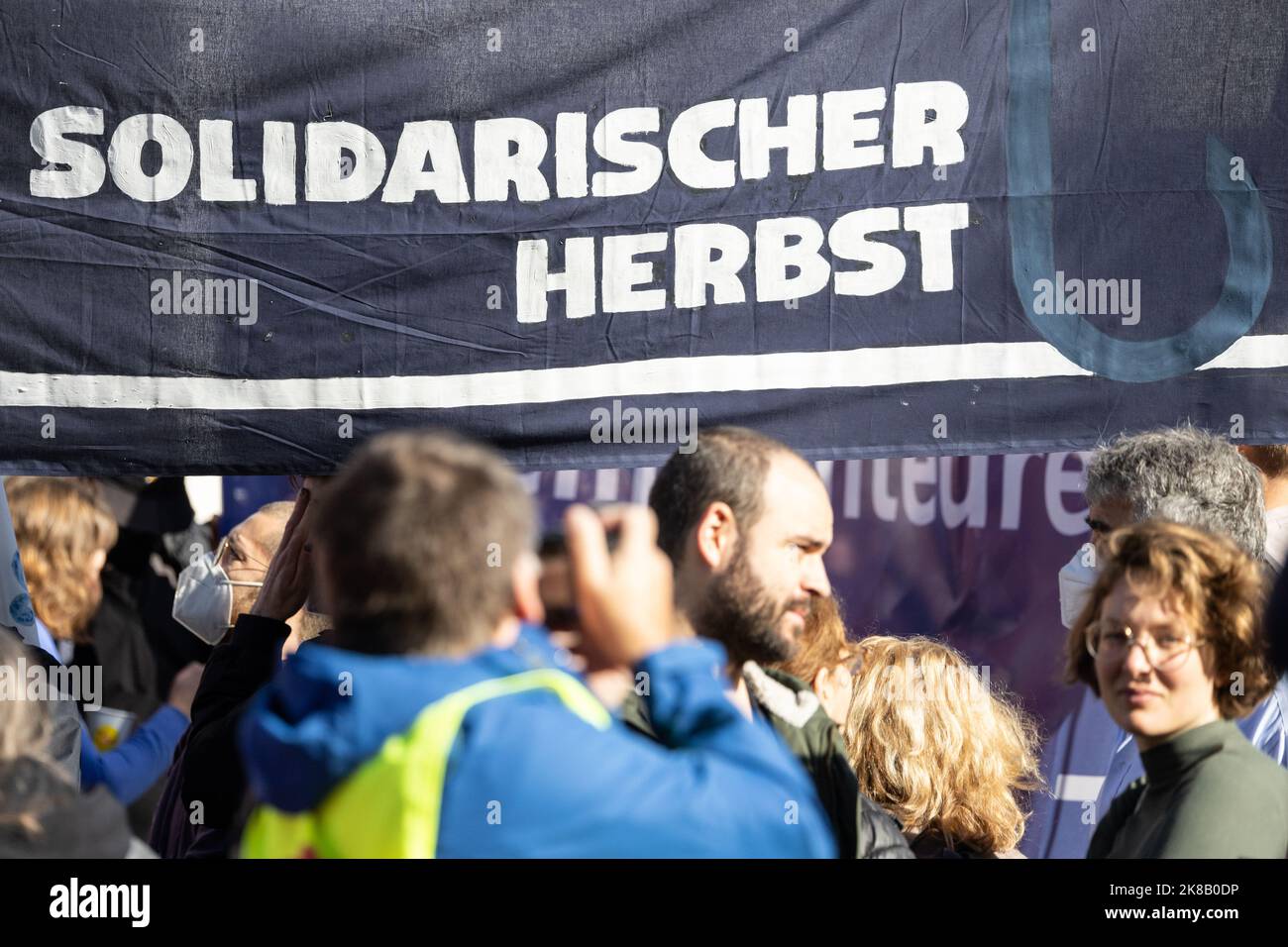 22 ottobre 2022, Assia, Francoforte sul meno: Un banner con l'iscrizione 'Solidarischer Herbst' (Autunno della solidarietà) è steso al rally su Rossmarkt. I dimostranti chiedono ulteriori misure di aiuto a breve termine, un tetto massimo per i prezzi dell'elettricità e del gas, ulteriori sussidi per l'energia e la fine della dipendenza dai combustibili fossili. Foto: Hannes P. Albert/dpa Foto Stock