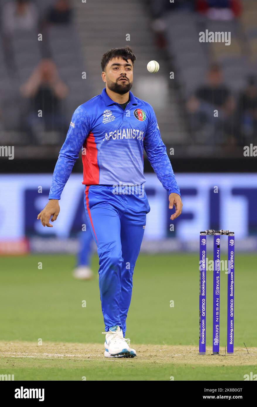Il bowler afghano Rashid Khan durante la partita di Coppa del mondo T20 dell'ICC maschile all'Optus Stadium, Perth. Data immagine: Sabato 22 ottobre 2022. Foto Stock