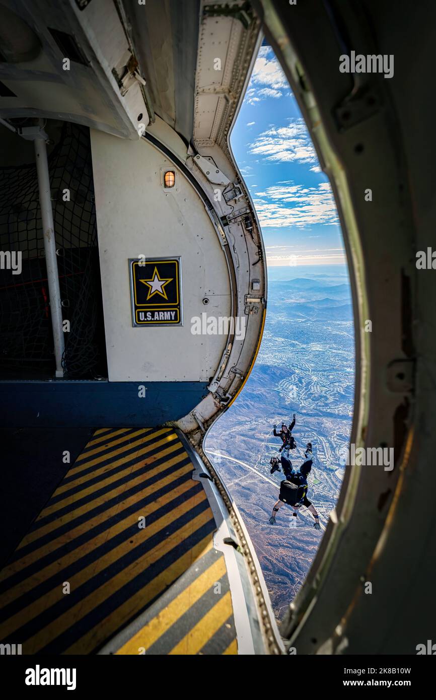 I Golden Knights dell'esercito americano e le US Navy Leap Frogs cadono dal loro aereo, saltando al Miramar Airshow 2022 a San Diego, California. Foto Stock