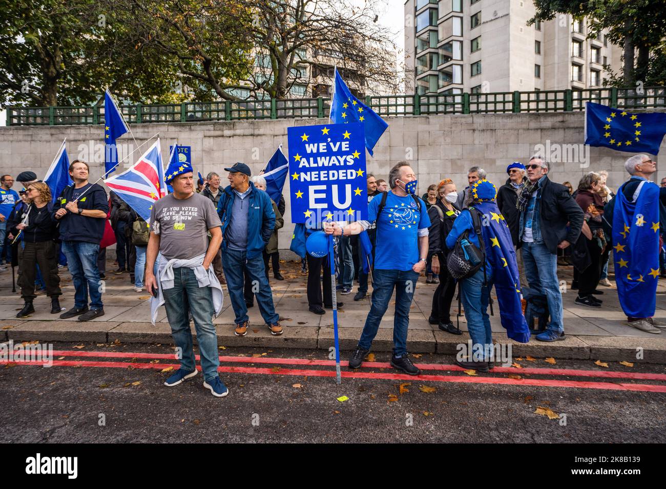 Londra Regno Unito. 22 ottobre 2022 . Migliaia di sostenitori europeisti professionisti si riuniscono da Hyde Park a Parliament Square come parte della marcia National Rejoin EU, chiedendo al Regno Unito di riaderire all’Unione europea e di invertire la Brexit, che ha avuto un impatto negativo sull’economia e ha contribuito al costo costante di crisi vivente. Credit: amer Ghazzal/Alamy Live News Foto Stock