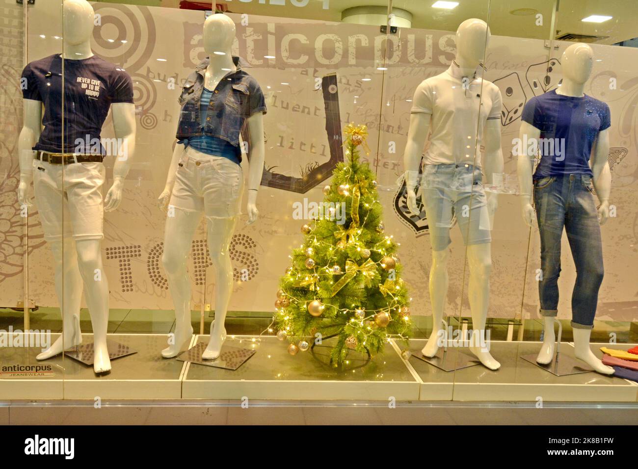 MARILIA, São PAULO, BRASILE - 7 dicembre 2021: Vetrata illuminata del negozio Anticorpus in un centro commerciale in Brasile, Sud America, vetrina, Foto Stock