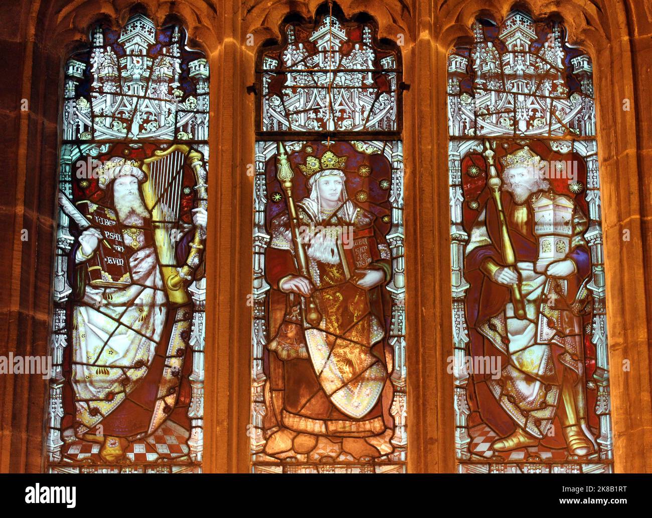 Vetrate nella chiesa di St Mary, Eastham, Regno Unito, raffigurante re David, ecc. Foto Stock Vetrate nella chiesa di St Mary, Eastham, Regno Unito, raffigurante re David, ecc. Foto Stock