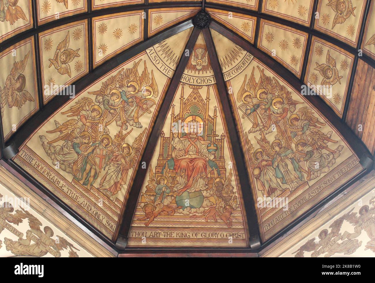 Chiesa di St James, New Brighton. Dipinti, vetrate e reredos, tutti disegnati dall'eminente artista vittoriano Alfred o Hemming Foto Stock