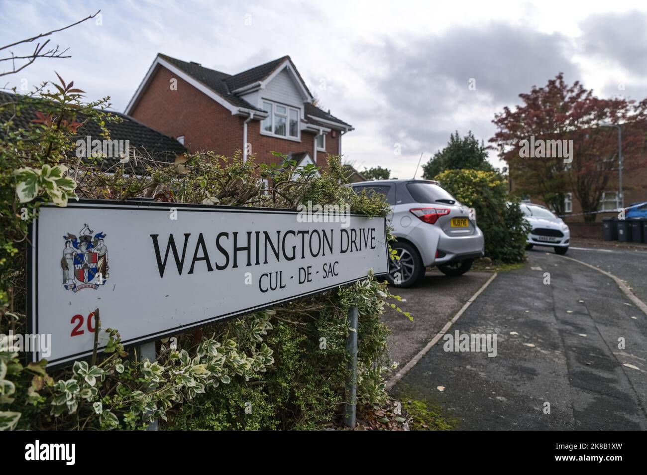 Washington Drive, Birmingham - Ottobre 22nd 2022 - due tende forensi della polizia sono poste fuori una proprietà su Washington Drive in Handsworth Wood dopo che un uomo di 29 anni è stato messo a morte. Tributi floreali e bottiglie di birra sono stati lasciati alla scena insieme ad una nota sentita dal fratello mans. PIC Credit: Scott CM/Alamy Live News Foto Stock