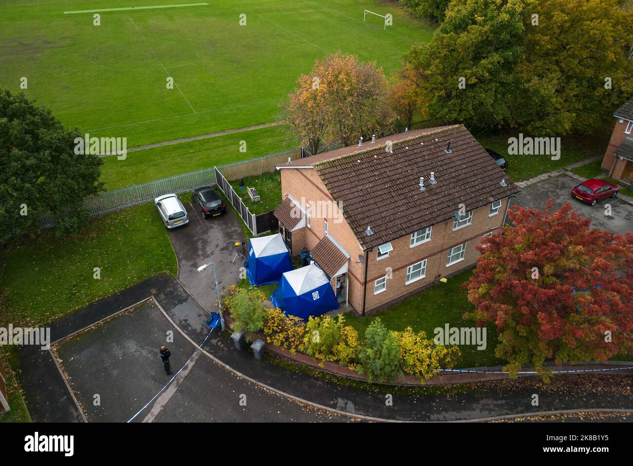 Washington Drive, Birmingham - Ottobre 22nd 2022 - due tende forensi della polizia sono poste fuori una proprietà su Washington Drive in Handsworth Wood dopo che un uomo di 29 anni è stato messo a morte. Tributi floreali e bottiglie di birra sono stati lasciati alla scena insieme ad una nota sentita dal fratello mans. PIC Credit: Scott CM/Alamy Live News Foto Stock