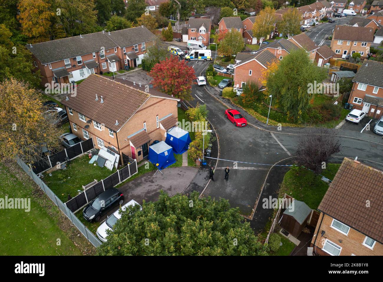 Washington Drive, Birmingham - Ottobre 22nd 2022 - due tende forensi della polizia sono poste fuori una proprietà su Washington Drive in Handsworth Wood dopo che un uomo di 29 anni è stato messo a morte. Tributi floreali e bottiglie di birra sono stati lasciati alla scena insieme ad una nota sentita dal fratello mans. PIC Credit: Scott CM/Alamy Live News Foto Stock