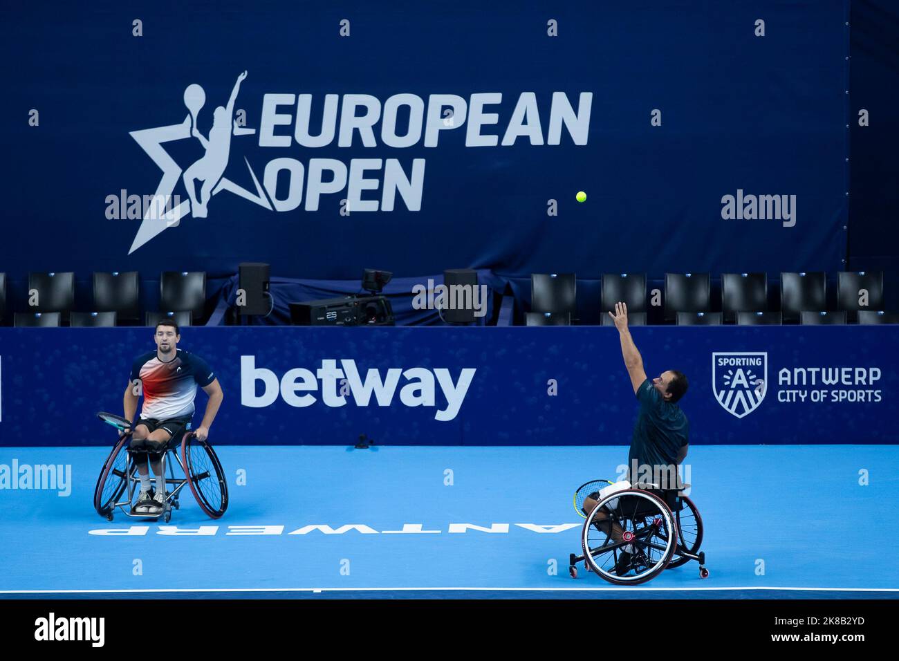 Il belga Joachim Gerard e l'olandese Tom Egberink hanno mostrato la foto durante una partita di esposizione su sedia a rotelle doppia al torneo europeo Open Tennis ATP di Anversa, sabato 22 ottobre 2022. BELGA FOTO KRISTOF VAN ACCOM Foto Stock