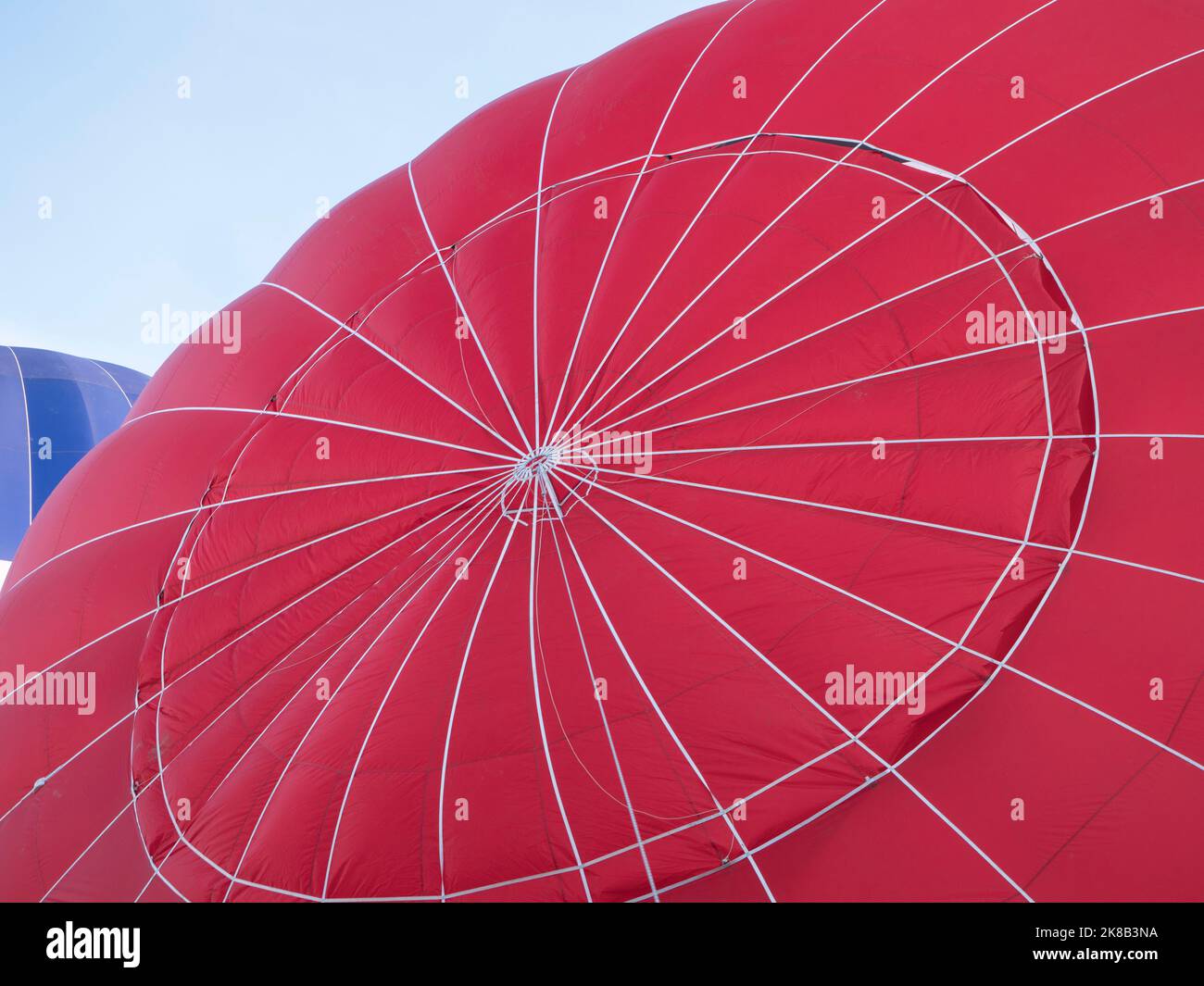 La parte superiore di un palloncino rosso ad aria calda Foto Stock