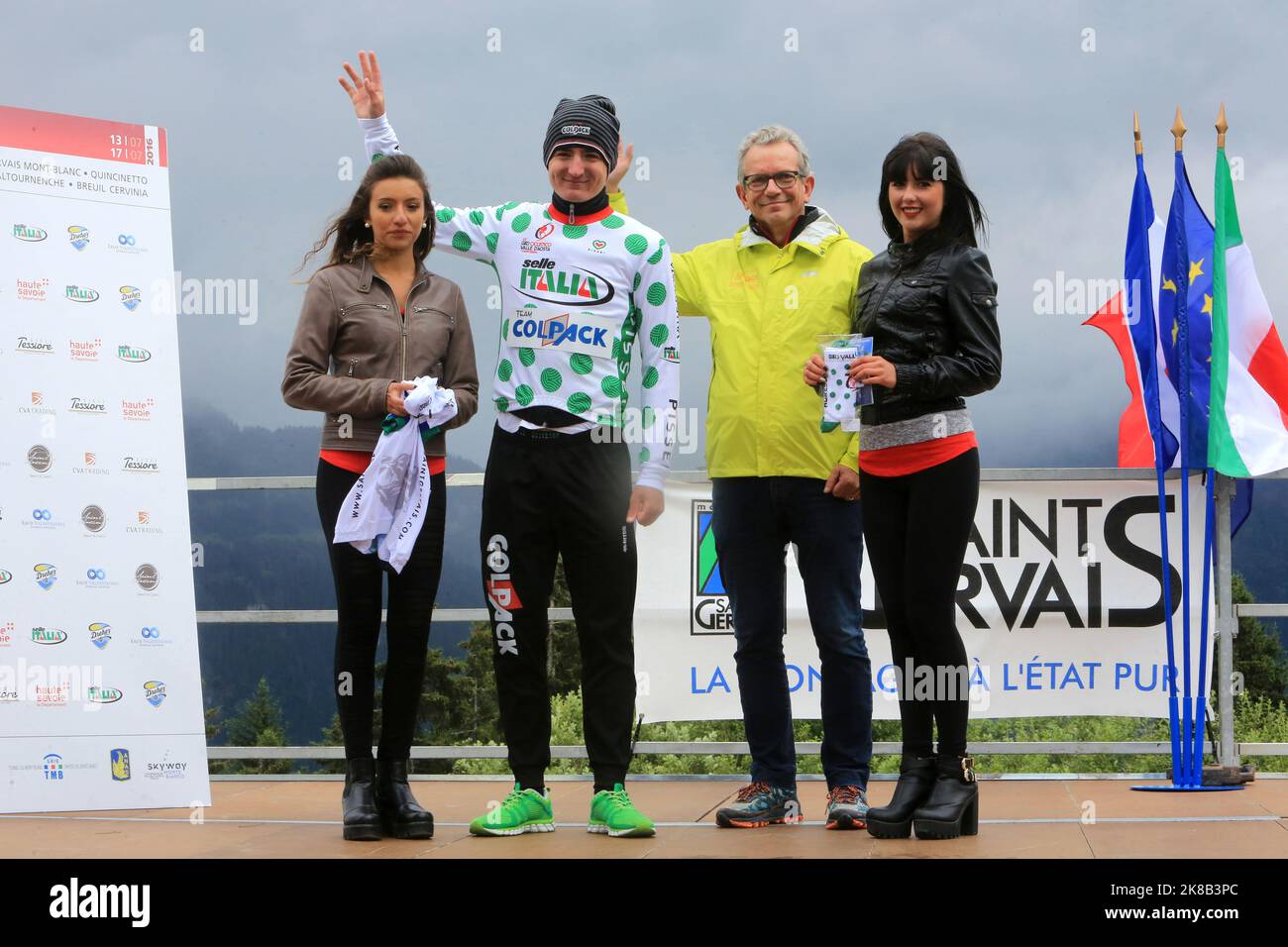 Mark Padun portant le maillot à poi vert du meilleur grimpeur et Didier Josephe, directeur de l'Office de Tourisme de Saint-Gervais-les-Bains. Podio Foto Stock