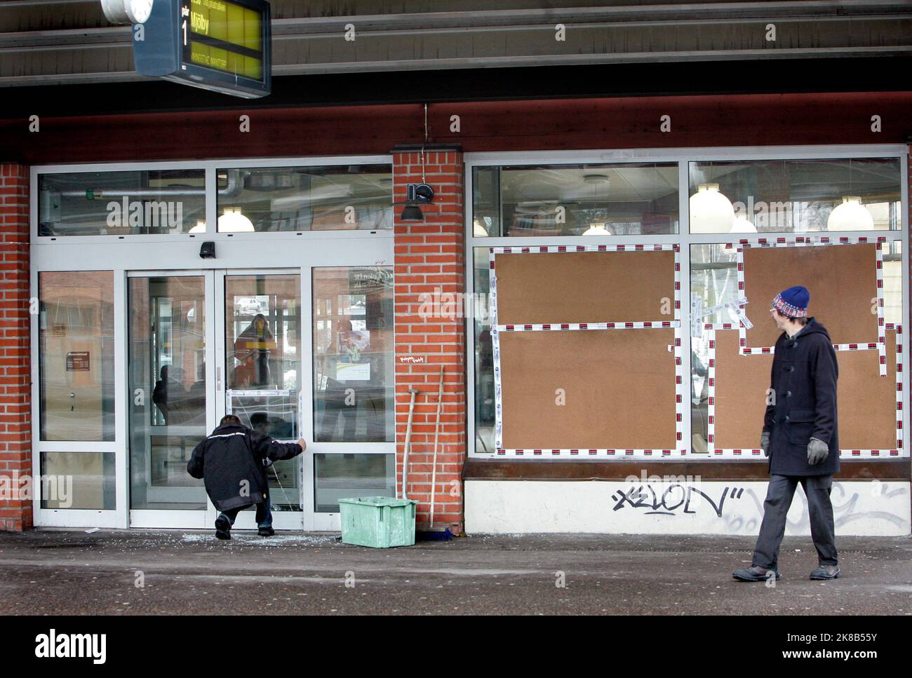 Vandalismo in una stazione ferroviaria, Linköping, Svezia. Alcuni che hanno distrutto vetri in una sala d'attesa alla stazione. Foto Stock