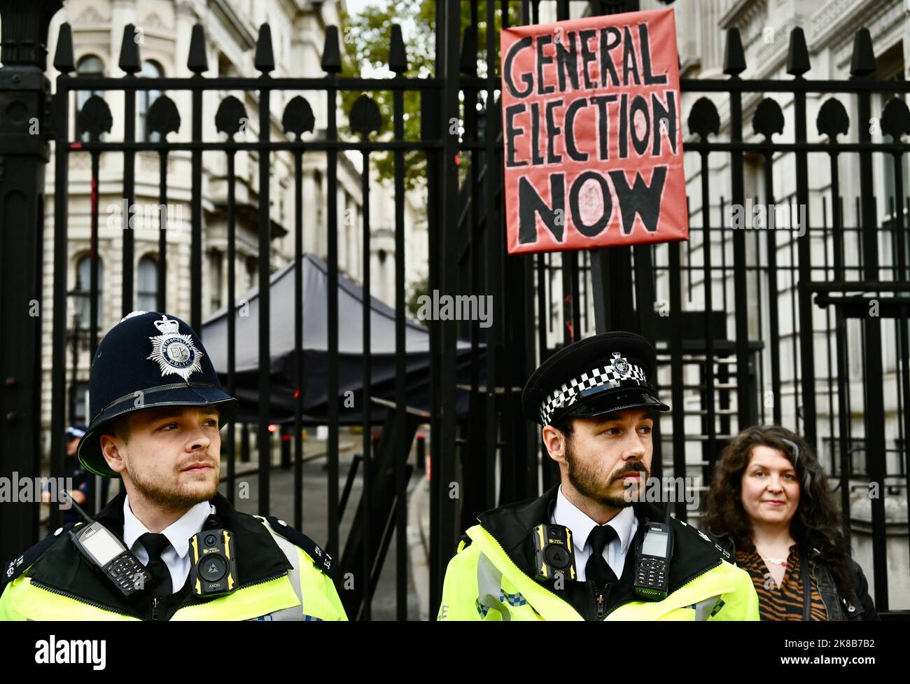 Londra, Regno Unito. 22nd Ott 2022. Un solo manifestante chiede l'elezione generale fuori dalle porte di Downing Street, Westminster. Credit: michael melia/Alamy Live News Foto Stock