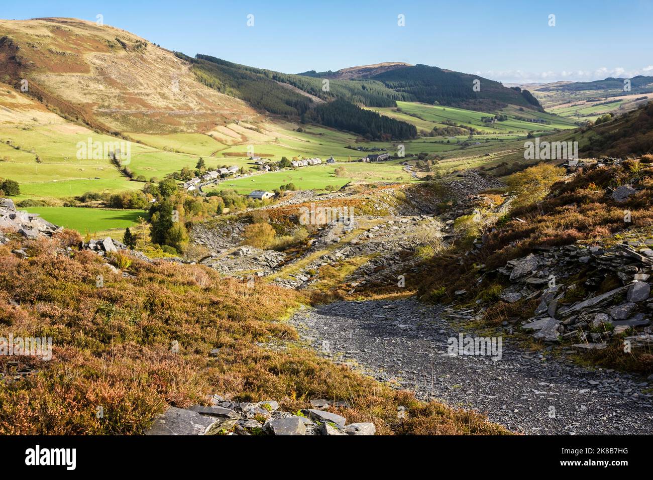 Sentiero in ardesia attraverso la cava di Rhiw Fachno in disuso sopra il villaggio nella valle di Snowdonia. CWM Penmachno, Betws-y-Coed, Conwy, Galles del nord, Regno Unito, Regno Unito Foto Stock