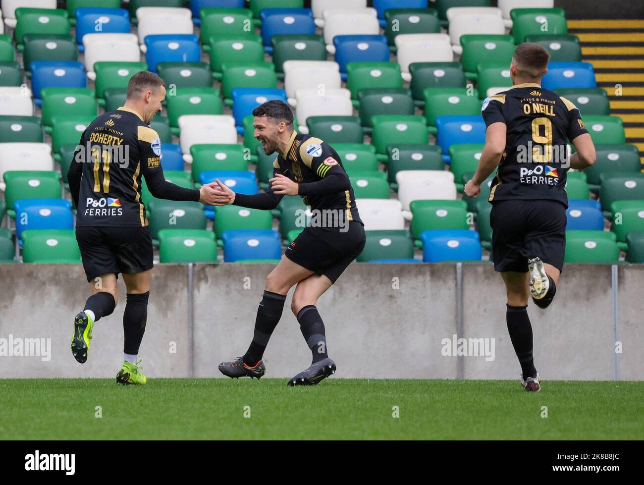 Windsor Park, Belfast, Irlanda del Nord, Regno Unito. 22 Ott 2022. Danske Bank Premiership – Linfield / Larne. Azione dal gioco di oggi al Windsor Park (Linfield in blu). Ben Doherty (11 - stivali gialli) festeggia la sua penalità nel terzo minuto del gioco. Credit: CAZIMB/Alamy Live News. Foto Stock