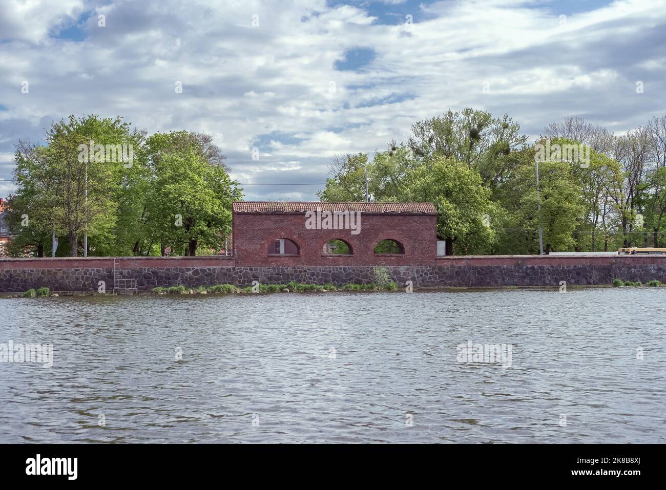 Vista di parte del muro difensivo a Kaliningrad da Verhniy stagno in giorno nuvoloso Foto Stock