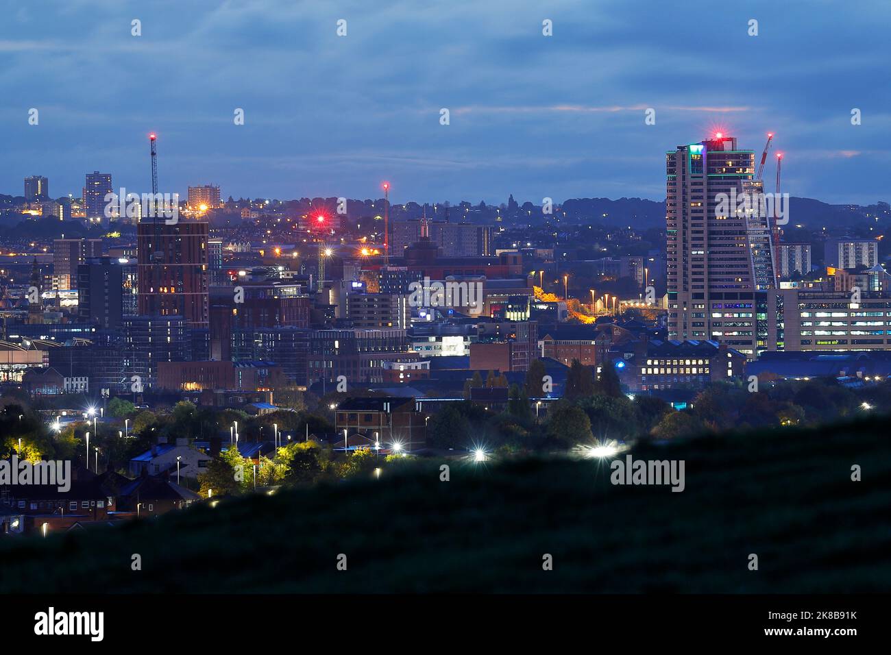 Vista sul centro di Leeds all'alba Foto Stock