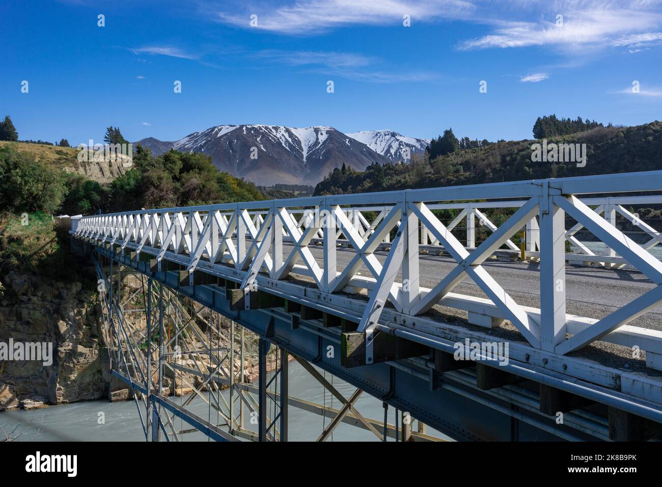 Splendida vista sul ponte della Gola di Rakaia e sul fiume Rakaia nell'entroterra di Canterbury, sull'Isola Sud della Nuova Zelanda. Montagne sullo sfondo. Foto Stock