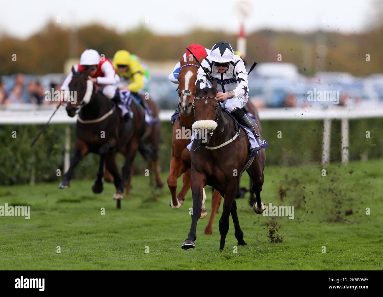 Fast Response guidato da Clifford Lee vince l'handicap vertem.co.uk all'ippodromo di Doncaster. Data immagine: Sabato 22 ottobre 2022. Foto Stock