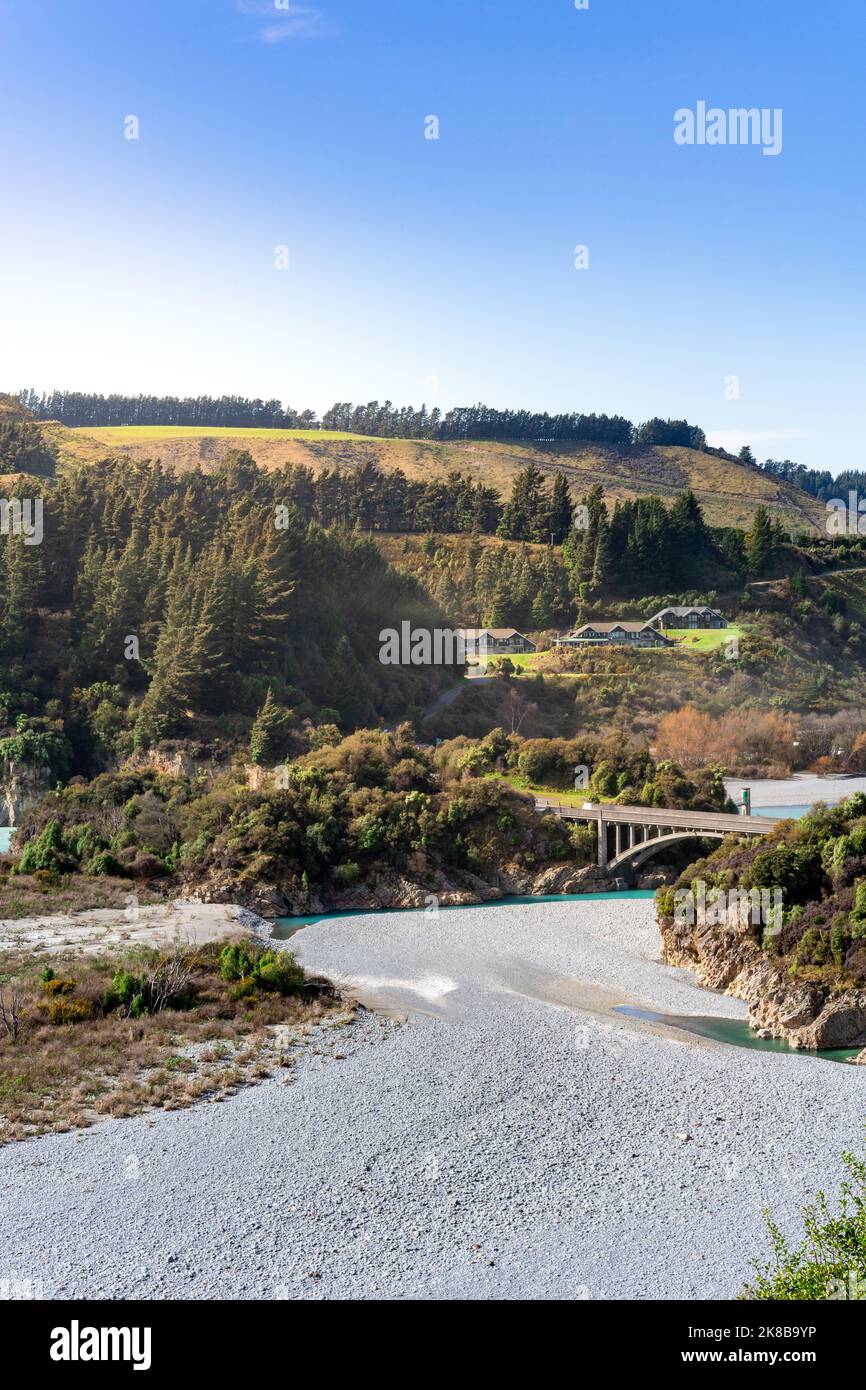 Splendida vista sul ponte della Gola di Rakaia e sul fiume Rakaia nell'entroterra di Canterbury, sull'Isola Sud della Nuova Zelanda. Montagne sullo sfondo. Foto Stock