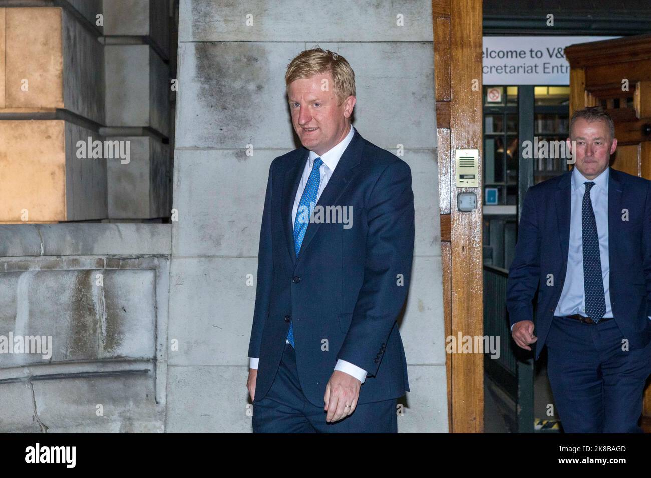 Oliver Dowden CBE MP, Ministro senza portafoglio, visto lasciare il Victoria and Albert Museum dopo il Partito conservatore Summer Ball 2022. Immagini Foto Stock