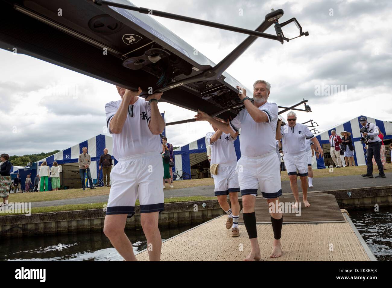 Henley Royal Regatta, un evento annuale di canottaggio, si svolge sul Tamigi. Nella foto: I vogatori posizionano la loro barca accanto al molo prima di partire Foto Stock