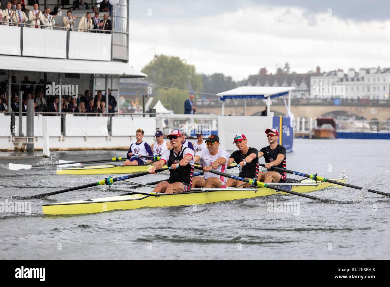 Henley Royal Regatta, un evento annuale di canottaggio, si svolge sul Tamigi. Nella foto: Tamigi R.C. & Leander Club (L) corse contro l'Università di Foto Stock