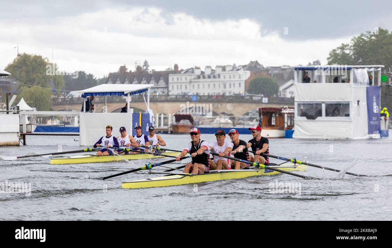 Henley Royal Regatta, un evento annuale di canottaggio, si svolge sul Tamigi. Nella foto: Tamigi R.C. & Leander Club (L) corse contro l'Università di Foto Stock