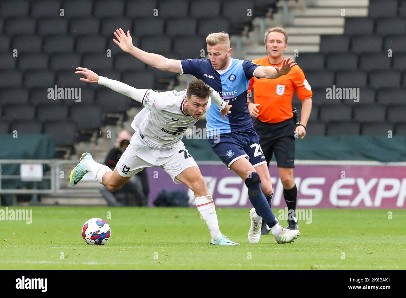 Milton Keynes, Regno Unito. 22nd Ott 2022. Milton Keynes Dons Daniel Harvie è sfidato da Wycombe Wanderers Jason McCarthy durante la prima metà della partita della Sky Bet League 1 tra MK Dons e Wycombe Wanderers allo Stadio MK, Milton Keynes sabato 22nd ottobre 2022. (Credit: John Cripps | MI News) Credit: MI News & Sport /Alamy Live News Foto Stock