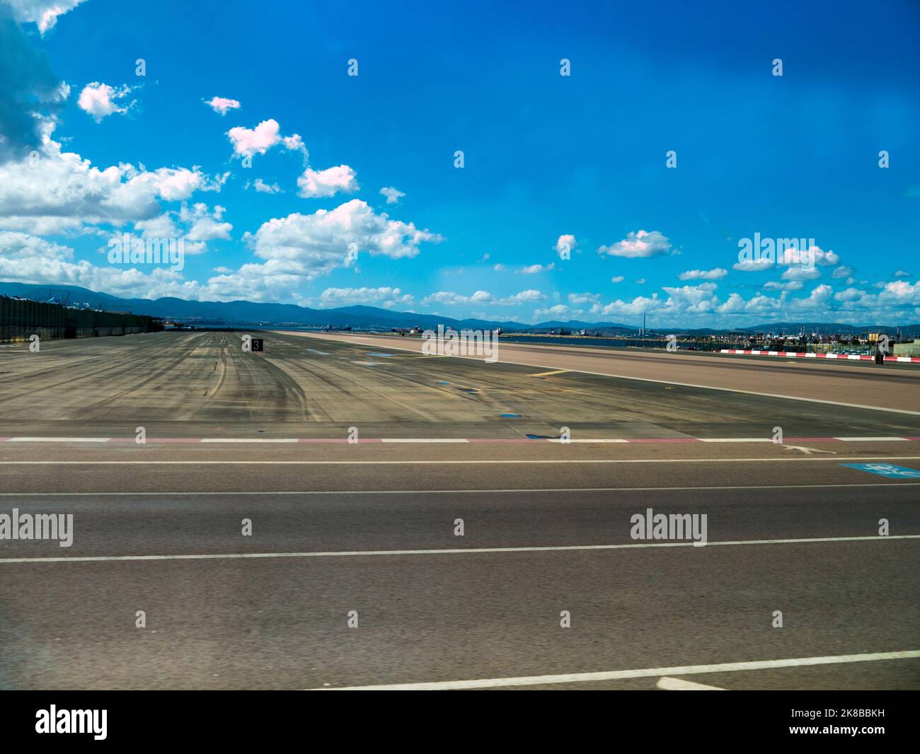 La pista dell'aeroporto sulla Rocca di Gibilterra. Chiunque entri in città deve camminare o attraversare Foto Stock La pista dell'aeroporto sulla Rocca di Gibilterra. Chiunque entri in città deve camminare o attraversare Foto Stock