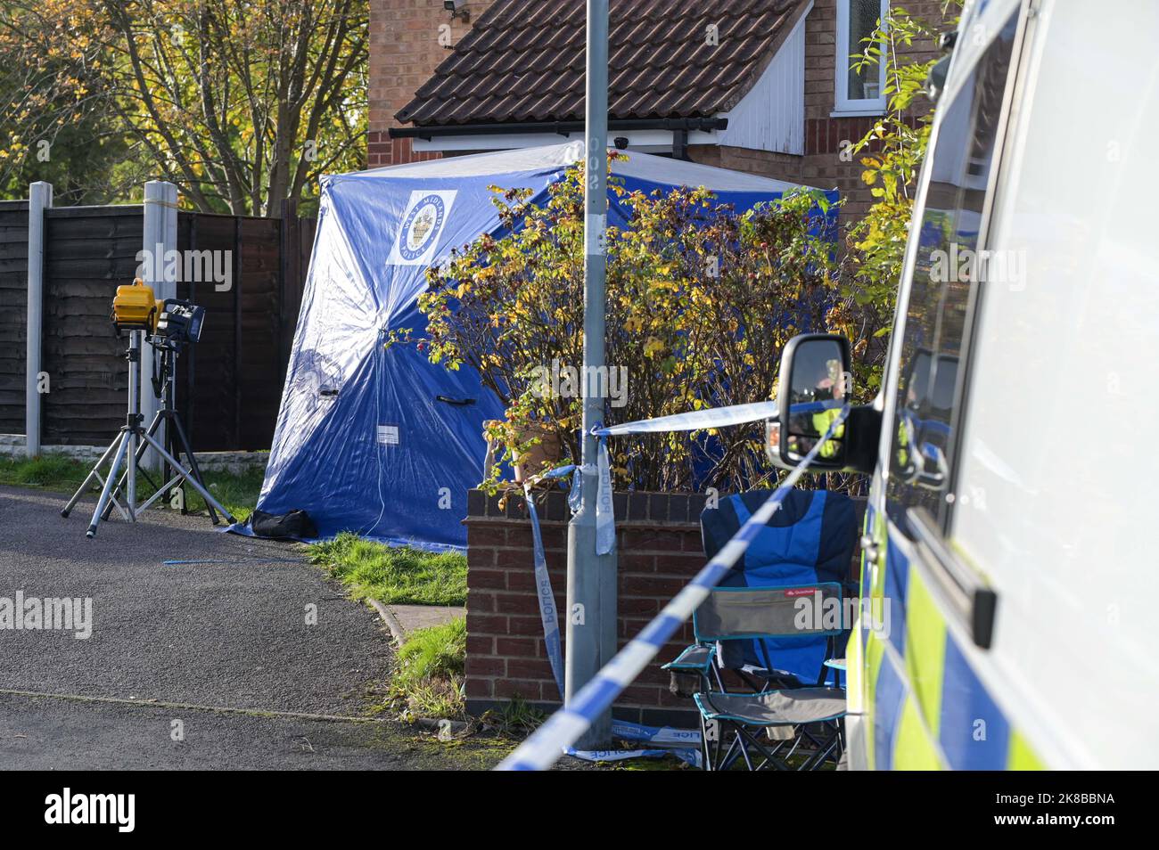 Washington Drive, Birmingham - 22nd 2022 ottobre - Una donna è crollata sul terreno con dolore che grida per il suo 'fratello' che è stato pugnalato e ucciso su Washington Drive a Handsworth Wood appena dopo le 11pm la notte scorsa (21 ottobre). La vittima di 29 anni, nominata localmente come 'Jamie', è stata pugnalata a morte. La donna fu consolata da un amico di famiglia mentre gridava in agonia. Tributi floreali e bottiglie di birra sono stati lasciati alla scena insieme a messaggi sinceri da amici e familiari. Credit: Scott CM/Alamy Live News Foto Stock