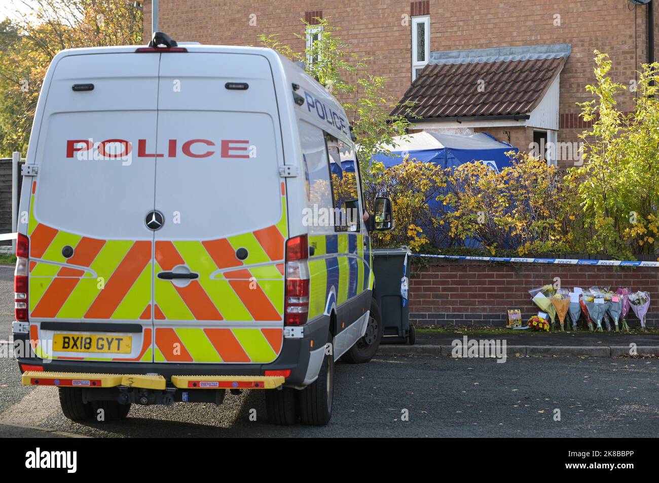 Washington Drive, Birmingham - 22nd 2022 ottobre - Una donna è crollata sul terreno con dolore che grida per il suo 'fratello' che è stato pugnalato e ucciso su Washington Drive a Handsworth Wood appena dopo le 11pm la notte scorsa (21 ottobre). La vittima di 29 anni, nominata localmente come 'Jamie', è stata pugnalata a morte. La donna fu consolata da un amico di famiglia mentre gridava in agonia. Tributi floreali e bottiglie di birra sono stati lasciati alla scena insieme a messaggi sinceri da amici e familiari. Credit: Scott CM/Alamy Live News Foto Stock