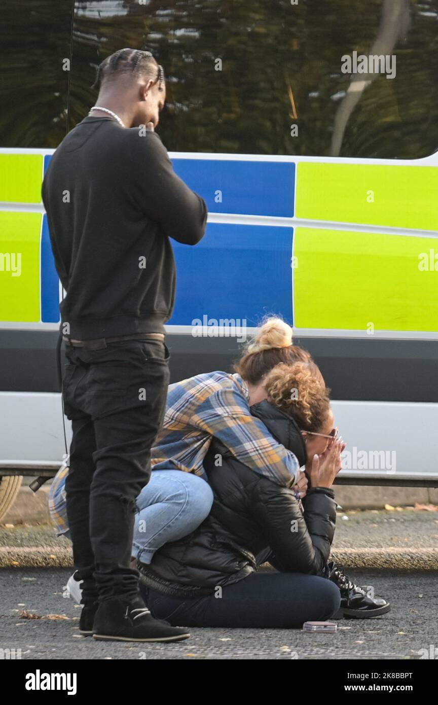 Washington Drive, Birmingham - 22nd 2022 ottobre - Una donna è crollata sul terreno con dolore che grida per il suo 'fratello' che è stato pugnalato e ucciso su Washington Drive a Handsworth Wood appena dopo le 11pm la notte scorsa (21 ottobre). La vittima di 29 anni, nominata localmente come 'Jamie', è stata pugnalata a morte. La donna fu consolata da un amico di famiglia mentre gridava in agonia. Tributi floreali e bottiglie di birra sono stati lasciati alla scena insieme a messaggi sinceri da amici e familiari. Credit: Scott CM/Alamy Live News Foto Stock