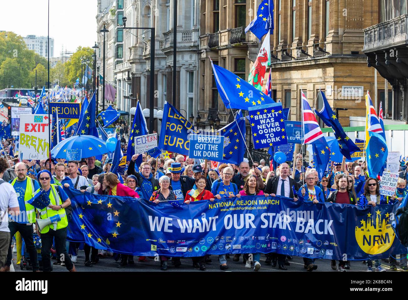 Londra, Regno Unito. 22 ottobre 2022. I sostenitori dell'UE camminano lungo Piccadilly durante la prima marcia nazionale da Park Lane a Parliament Square. I partecipanti vogliono che il Regno Unito aderisca nuovamente all’Unione europea sostenendo che la Brexit è un impatto negativo sull’economia e ha contribuito al costo costante della crisi. Credit: Stephen Chung / Alamy Live News Foto Stock