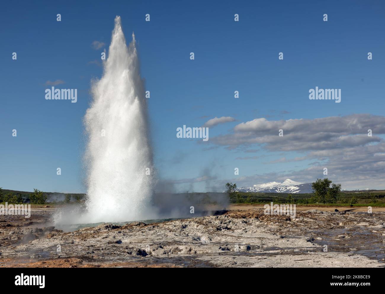 Eruzione del geyser Strokkur con grande colonna d'acqua bianca in Islanda. Foto Stock