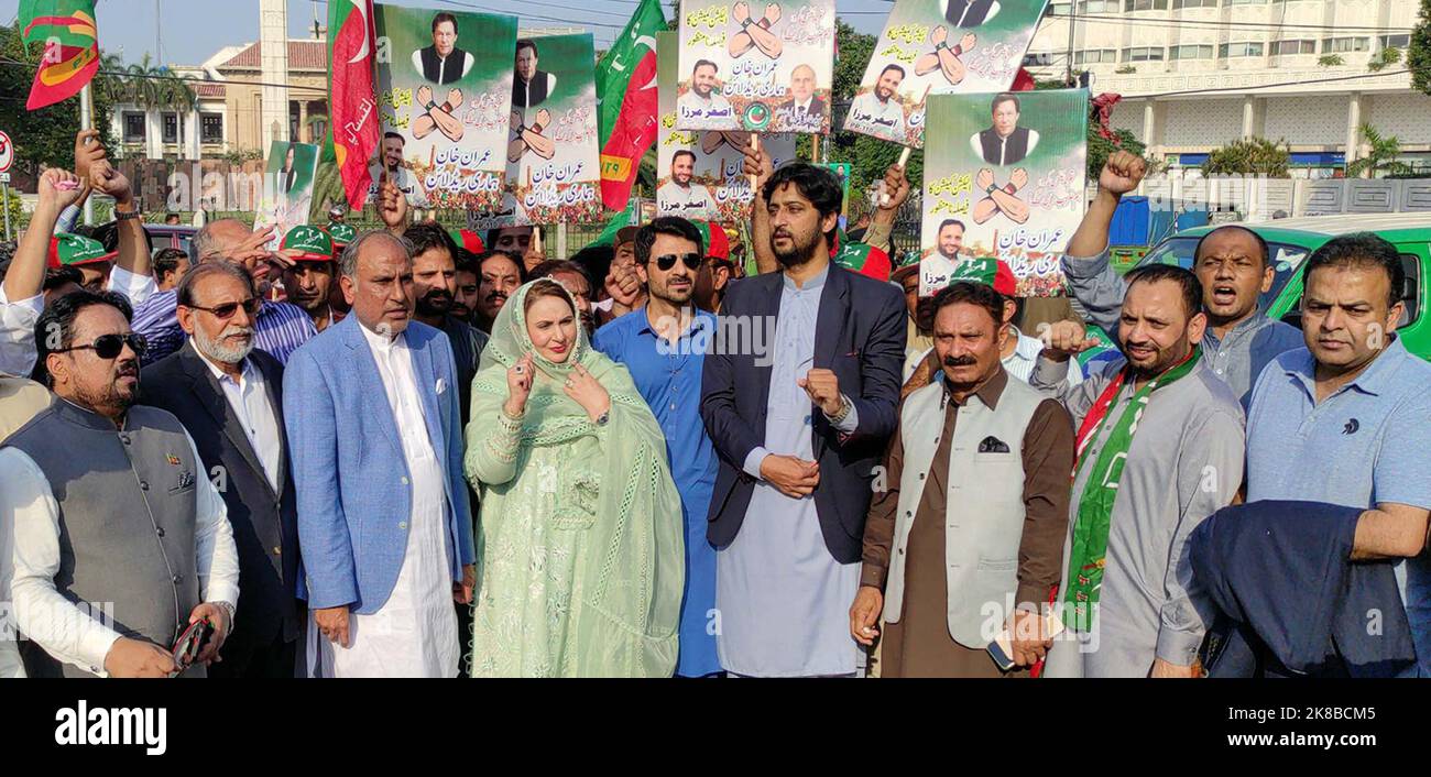 I sostenitori e gli attivisti di Tehreek-e-INSAF (PTI) stanno organizzando una manifestazione di protesta contro la squalifica di Imran Khan, ex primo ministro nel caso di Toshakhana, al di fuori dell'edificio dell'Assemblea del Punjab a Lahore sabato 22 ottobre 2022. Foto Stock