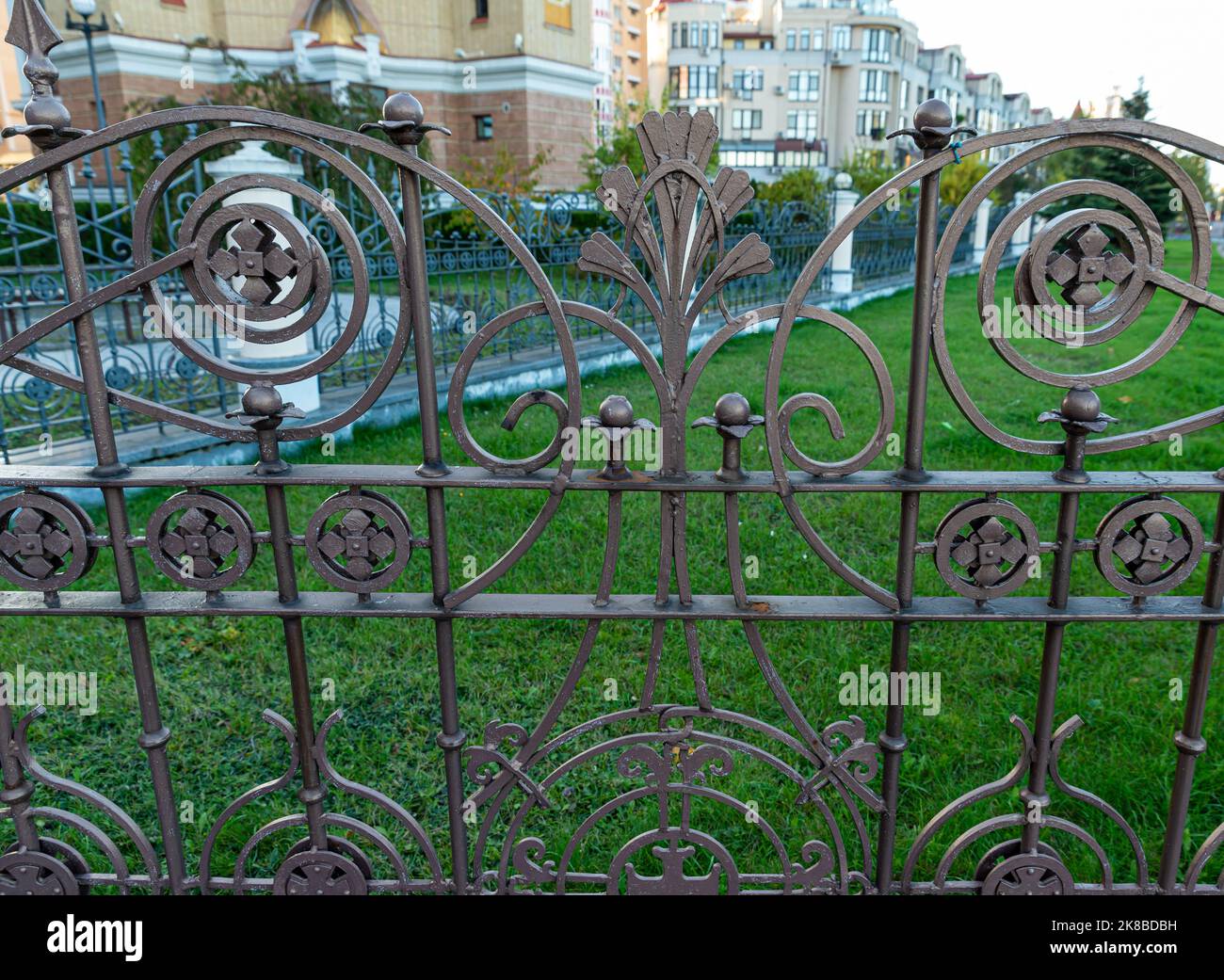 recinzione, recinzione in ferro battuto, fucinatura e pietra, ornamenti in ferro battuto, foto orizzontale Foto Stock