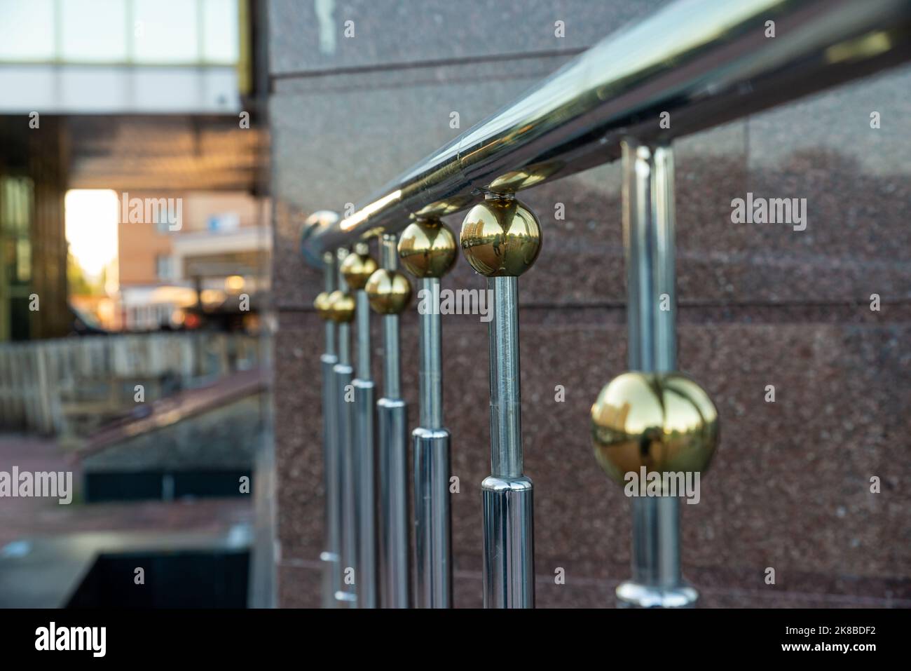 recinzione, recinzione in ferro battuto, fucinatura e pietra, ornamenti in ferro battuto, foto orizzontale Foto Stock