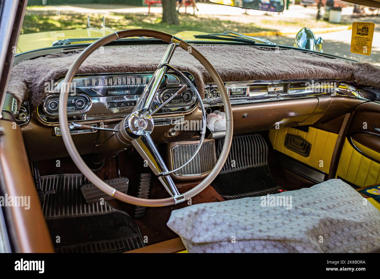 Falcon Heights, MN - 19 giugno 2022: Vista dettagliata dell'interno grandangolare di una berlina 1957 Cadillac Fleetwood 60 Special a una fiera automobilistica locale. Foto Stock