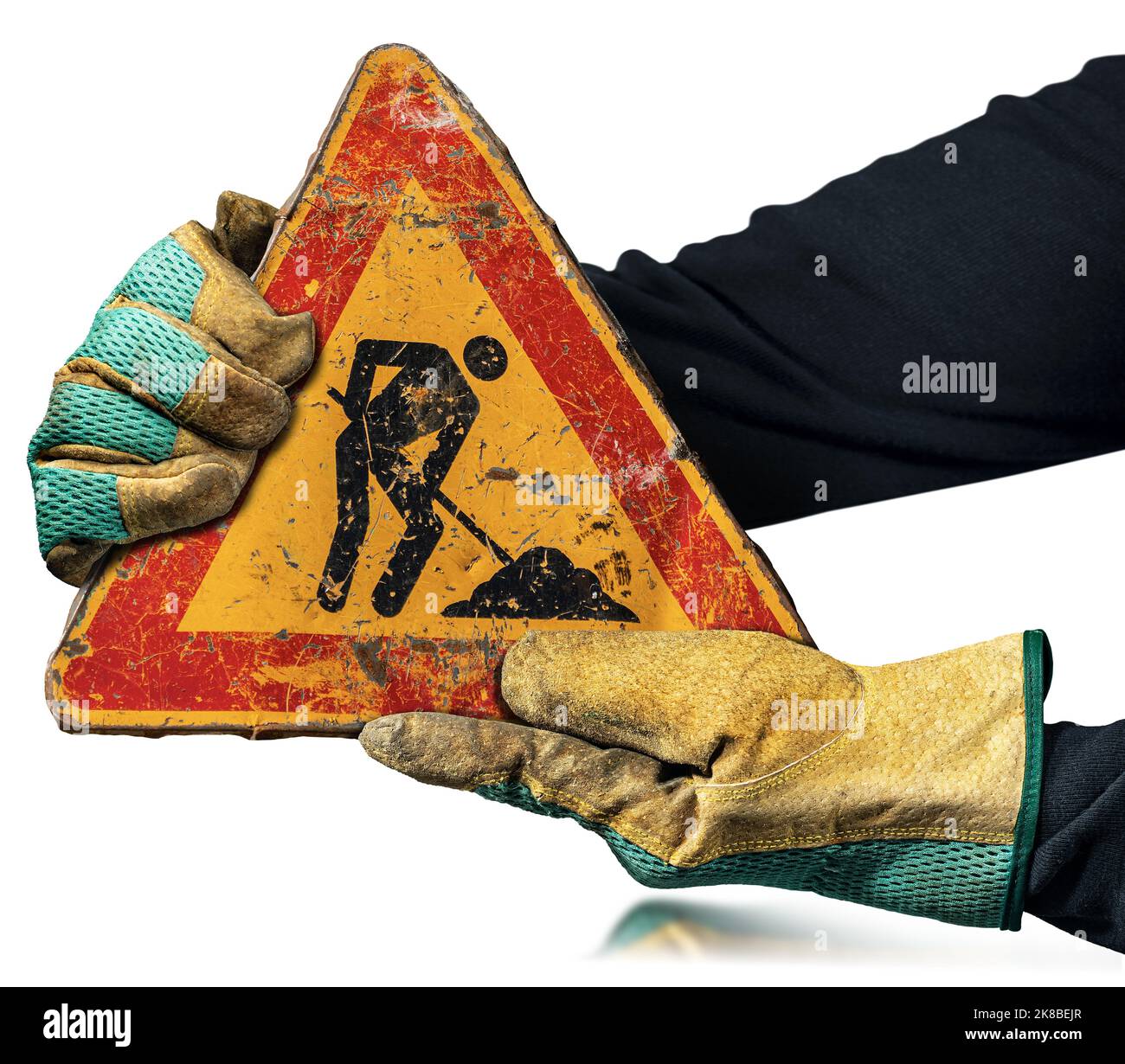 Operatore manuale con guanti da lavoro protettivi che tiene un cartello stradale Work in Progress (uomo sul lavoro), isolato su sfondo bianco, fotografia. Foto Stock